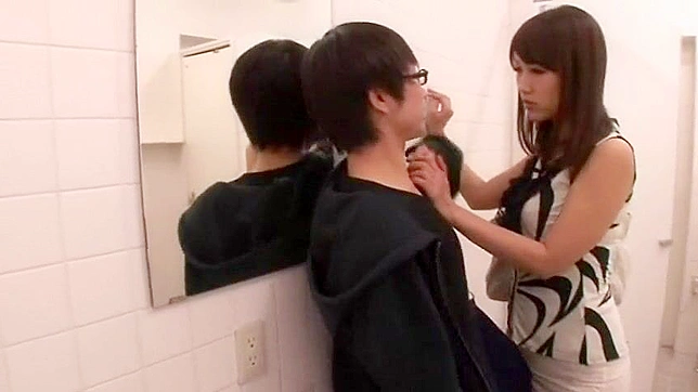 押しつけがましい少女が公衆トイレで日本男児を思い通りにする