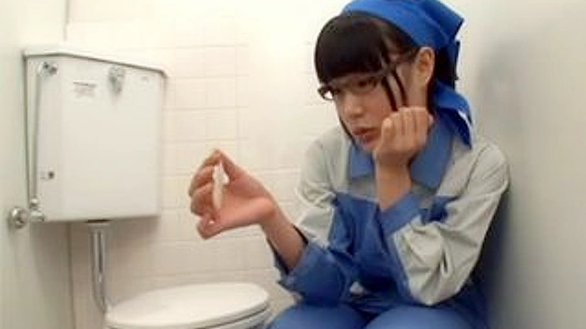 現行犯逮捕！アジア系少年がトイレで掃除婦を驚かせる