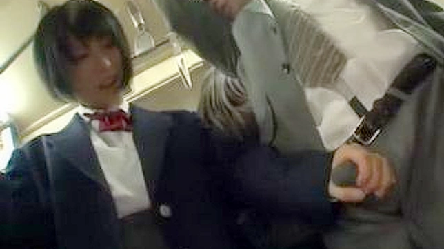 バス車内で、女子高生がサラリーマンのペニスを不意打ちで鷲掴みにする。