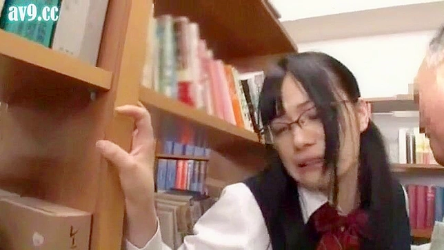 ニッポンの女子校生がムラムラしたオヤジと図書館でエッチなことをする