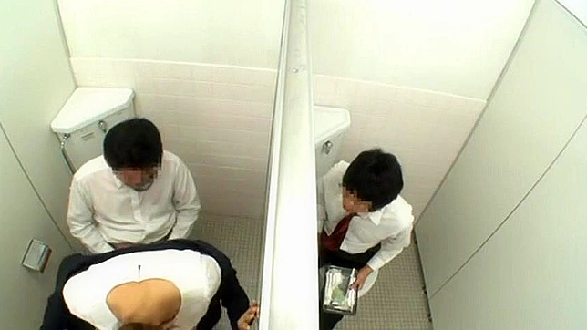 教師が学校のトイレで生徒の不倫を暴露した