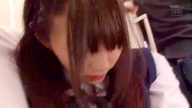 日本の公開ポルノ - 電車の中で気の進まない少女と痴漢がラフセックスする