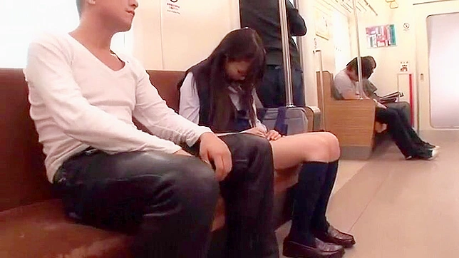 日本の公開ポルノ - 電車の中で気の進まない少女と痴漢がラフセックスする