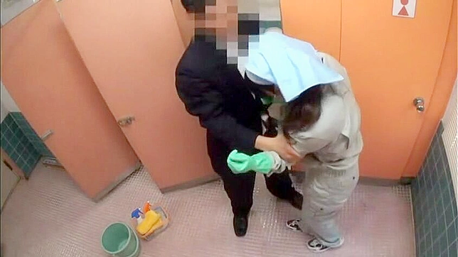 掃除婦が自分のクソの最中にトイレのドアを開けたことに対する気違い男の罰