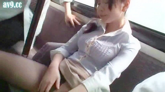 公衆の面前でオシッコ - アジアのエッチな女子校生がバスの中で恥ずかしい瞬間