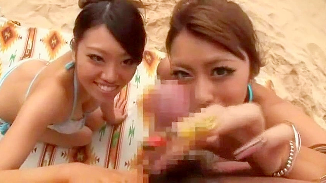 縛られ、嬲られる - 二人のアジア人のガールフレンドが、親友の寝ている間にペニスを弄ぶ。
