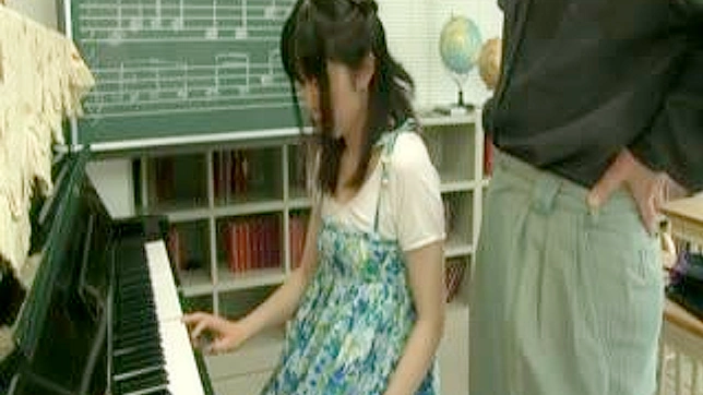 若きアジア美女との忘れられないピアノレッスン