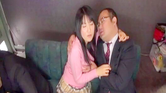 脅迫上司がボーイフレンドの前で日本人女性にフェラを強要する