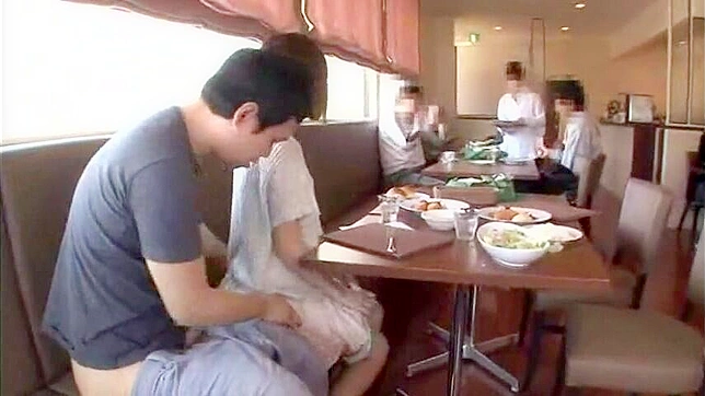 日本のカップル、混雑したレストランで公開セックスに興じる