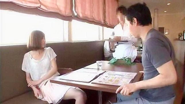 日本のカップル、混雑したレストランで公開セックスに興じる