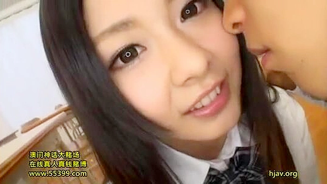 日本の教室でセクシーな女子生徒が変態教師に誘惑される