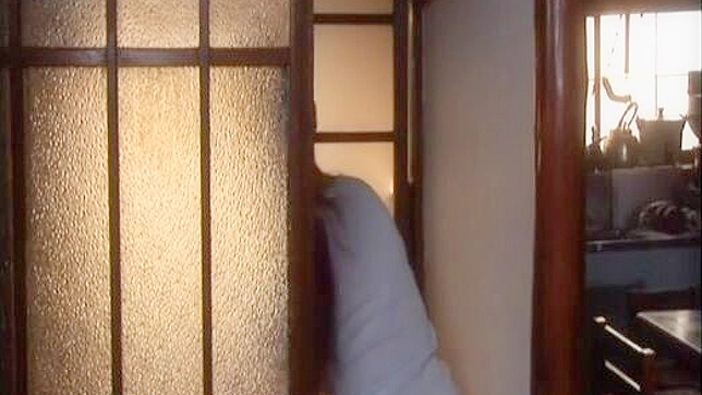 日本のメイド、妻がいる中で家の主に秘密のフェラチオをする