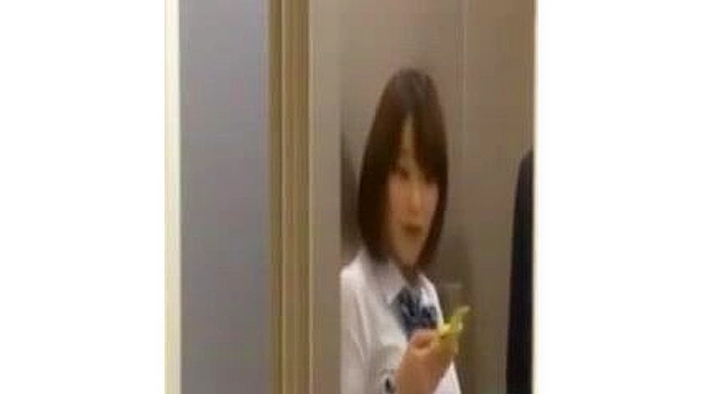 エレベーターでの出会い - 不気味なストーカーが日本の少女を誘惑する