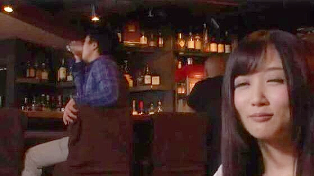 衝撃的な日本のポルノビデオで見知らぬ男がティーンエイジャーの家に侵入する