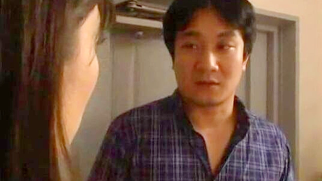 衝撃的な日本のポルノビデオで見知らぬ男がティーンエイジャーの家に侵入する