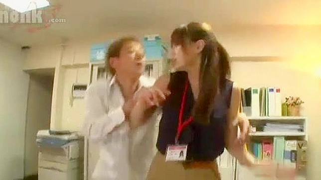上司にオフィスで乱暴に犯され、恐喝される秘書 吉沢明歩 ワイルドな日本のポルノビデオ