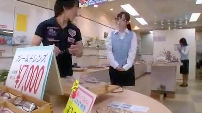 アジア系眼鏡店の従業員が職場でレイプされる