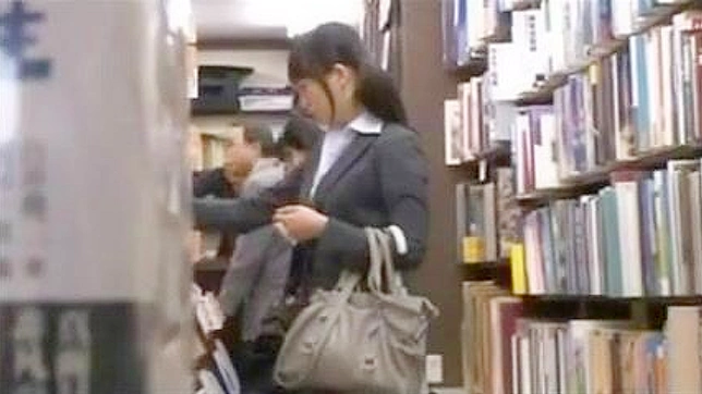 書庫で痴漢-日本少女の秘めた欲望が解き放たれる