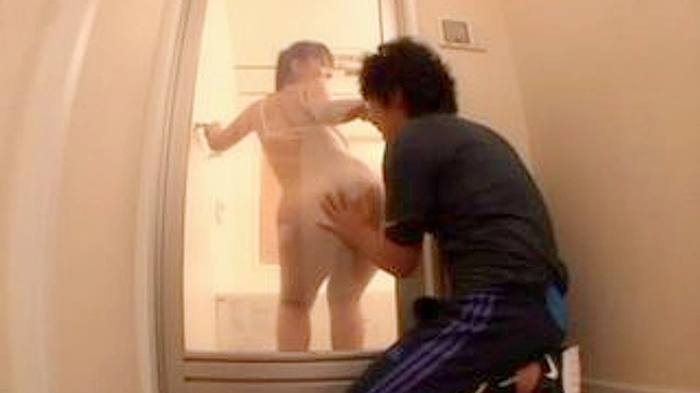 セクシーなフィットネスインストラクター、村上涼子が盗撮したジムボーイとスチームシャワーを浴びる