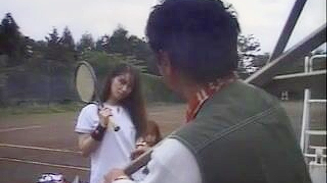 テニスコートの恐怖 - 地元の不良2人組が、罪のない日本の少女2人に暴力を振るう