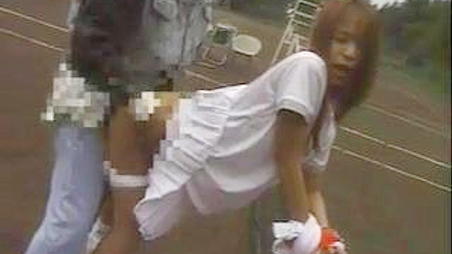 テニスコートの恐怖 - 地元の不良2人組が、罪のない日本の少女2人に暴力を振るう
