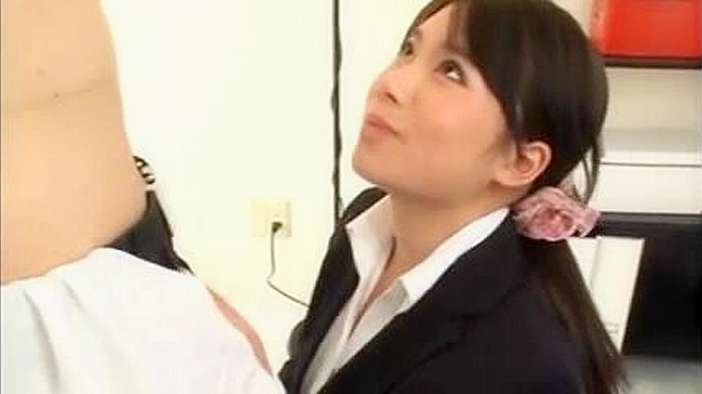 篠原杏、オリエンタル・ポルノ・ビデオでボスのフェラチオを受けるキュートなCFNMテコキ