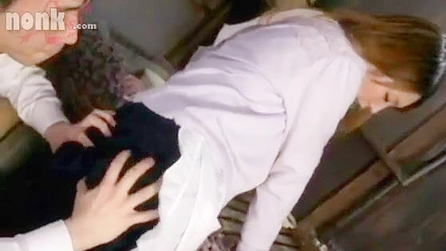 このアジア人ポルノ・ビデオで、母親は自分の息子によって秘密の欲望を満たされる