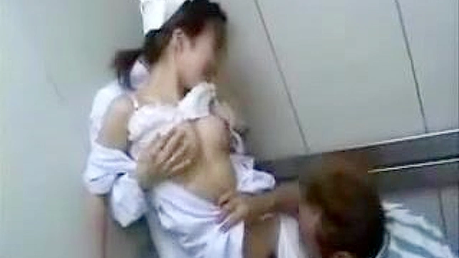 日本の病院のエッチな看護師たち - 衝撃のエレベーターでの遭遇