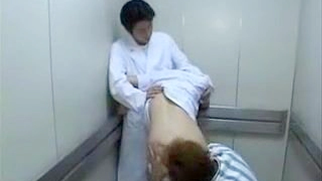 日本の病院のエッチな看護師たち - 衝撃のエレベーターでの遭遇