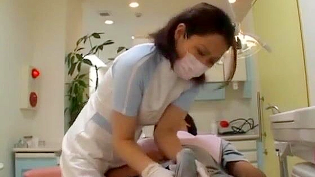 ニッポン熟女の歯科検診、患者をガチガチにする