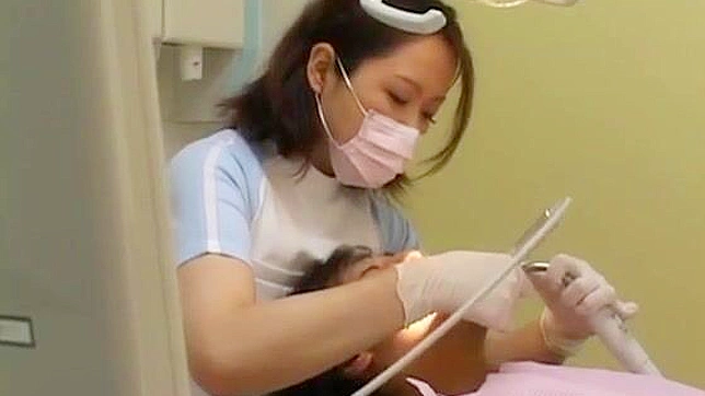 ニッポン熟女の歯科検診、患者をガチガチにする
