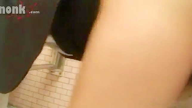 アジア人ビジネス・レディの剃毛されたマンコが公衆トイレで襲われ、犯され、クリームまみれにされる - UNCENSORED