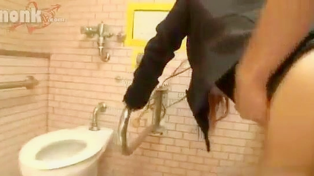 アジア人ビジネス・レディの剃毛されたマンコが公衆トイレで襲われ、犯され、クリームまみれにされる - UNCENSORED