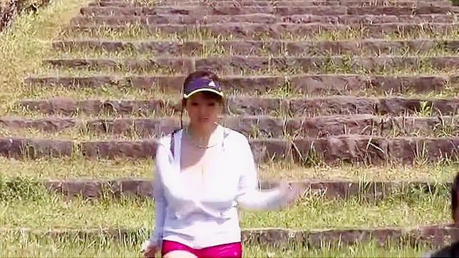 ジョギングガール、田中瞳がフィットネス・コーチにおっぱいを揉まれる