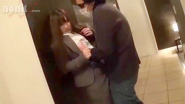 JAV Teen Wild Ride - エレベーターでの逢瀬をきっかけに、心揺さぶられるセックスが始まる。