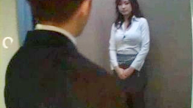 UNCENSORED女性ストーカーがエレベーターで男を犯す、オリエンタル・ポルノ・ビデオ