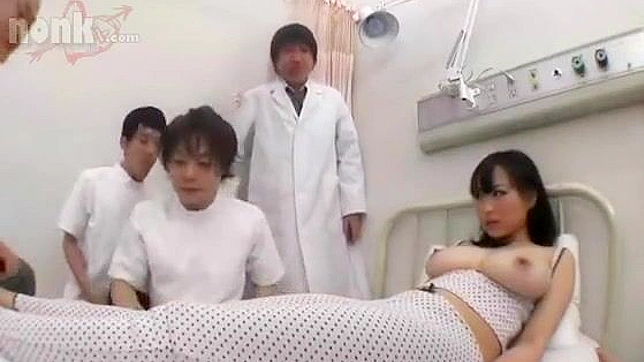 吉永茜、朝の診察で医師と巨乳輪姦