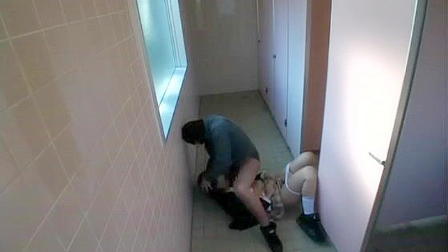 仮面の男、公衆トイレで10代の女子学生を犯す