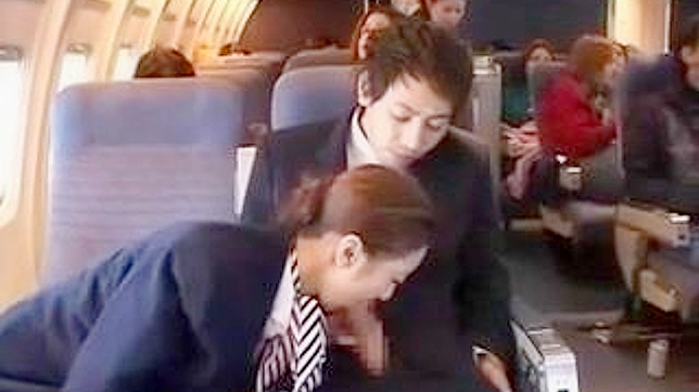 アジアの客室乗務員が機内で手コキを振る舞う