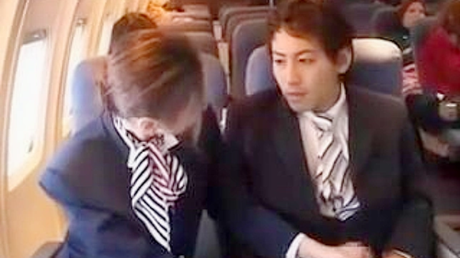 アジアの客室乗務員が機内で手コキを振る舞う