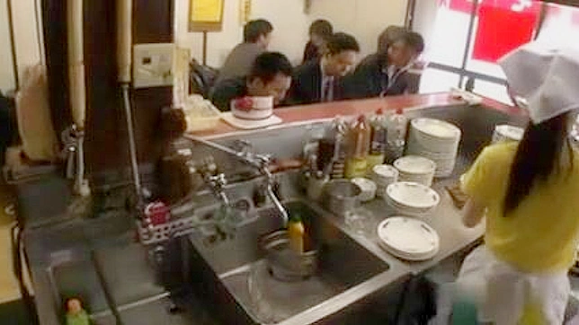 日本のセクシーなウェイトレス、繁盛寿司店でシェフに犯される
