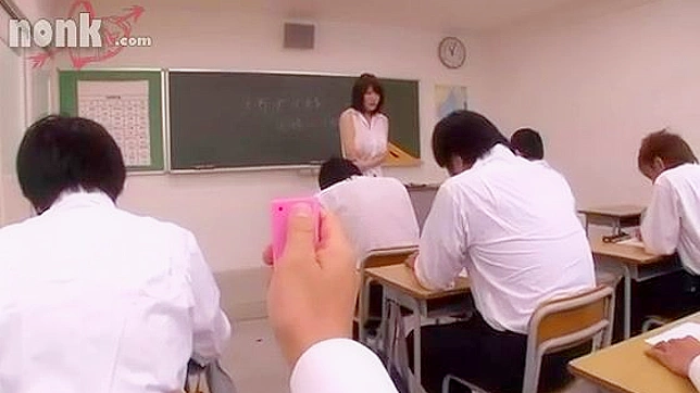 沖田杏梨 学校での性的冒険 - ロッカールームでファックされる巨乳の女教師