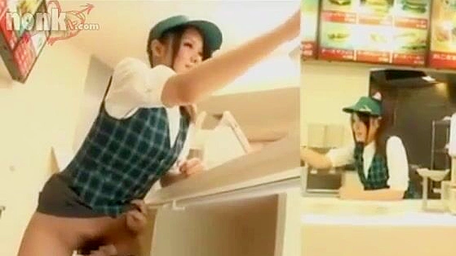 セクシーな浅岡美久が地元のファーストフード店でセクシーなアクションを披露する