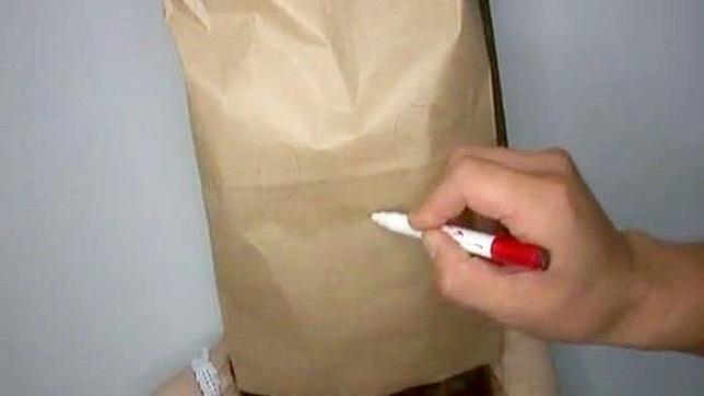アジアン・ポルノ・ビデオ - 紙袋を使った顔面ファックの芸術を探求する
