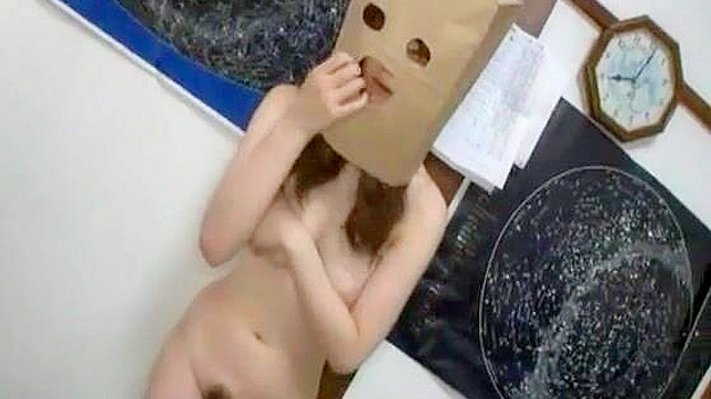 アジアン・ポルノ・ビデオ - 紙袋を使った顔面ファックの芸術を探求する