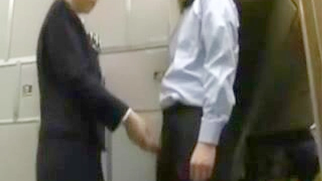 セクシーなスチュワーデスが飛行機のトイレで変態乗客に誘惑される