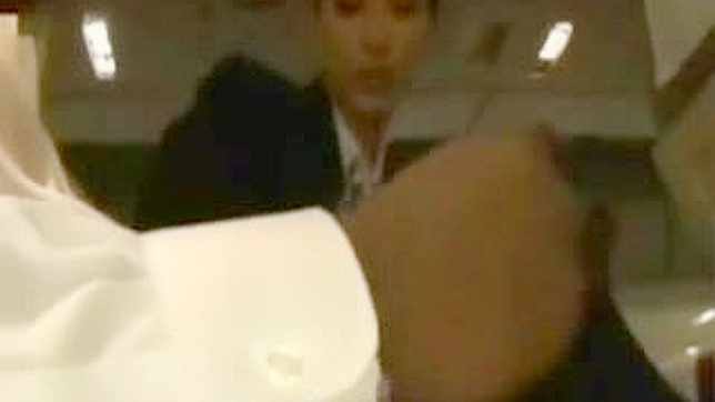 セクシーなスチュワーデスが飛行機のトイレで変態乗客に誘惑される