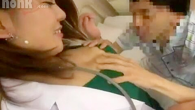 先生、触って！ティーンエイジャーの入院患者と巨乳熟女のポルノビデオ