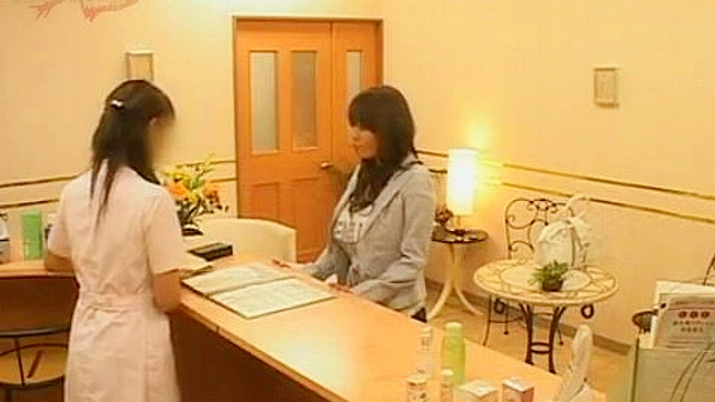 日本の巨乳ミルフ、田中ひとみが本当にめちゃくちゃなマッサージサロンにやってくる