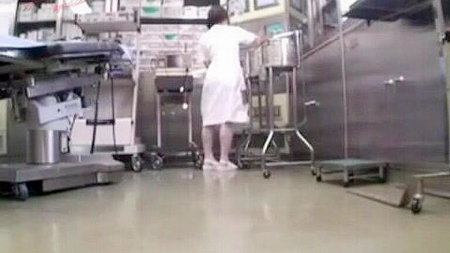 アジア人看護師が病院で秘めた性欲を爆発させる